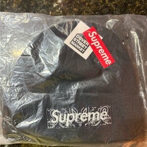 Supreme × New Era Bandana Box
Logo Dark Navy Beanie